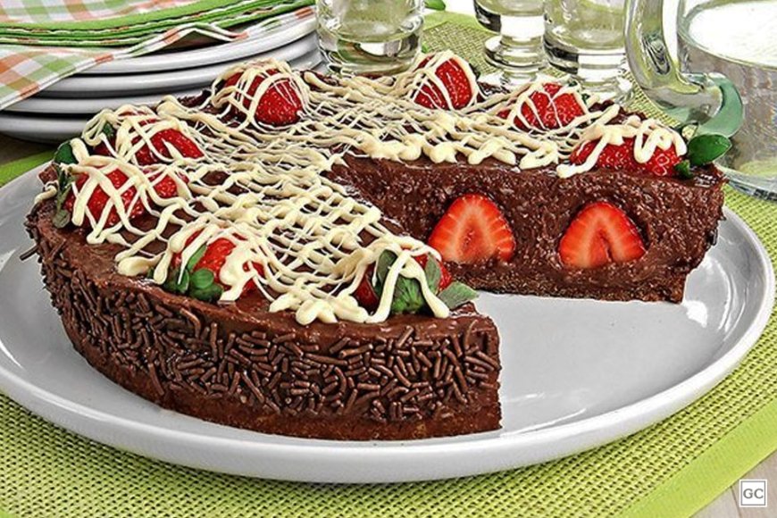 Torta de brigadeiro com morango - Fácil e deliciosa