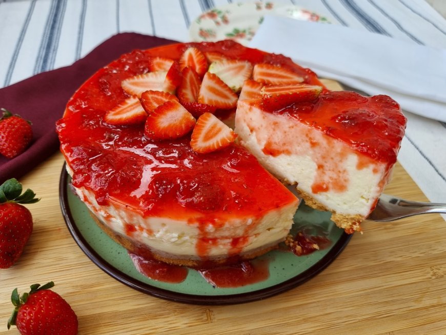 Bolo de cheesecake com cobertura de Geleia de Morango